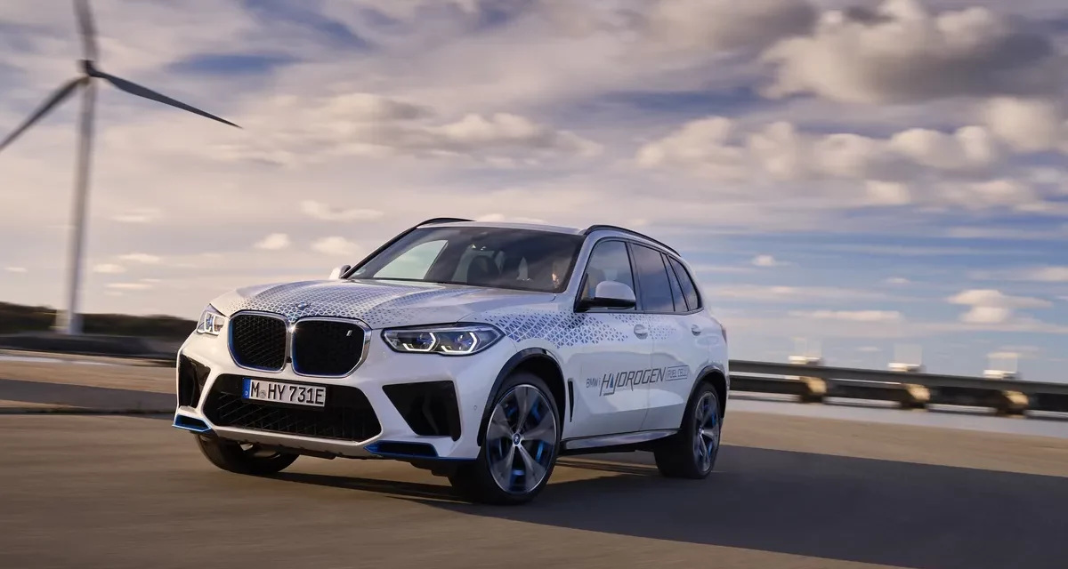 <strong>أسطول سيارات BMW iX5 Hydrogen التجريبي يصل إلى الشرق الأوسط</strong>