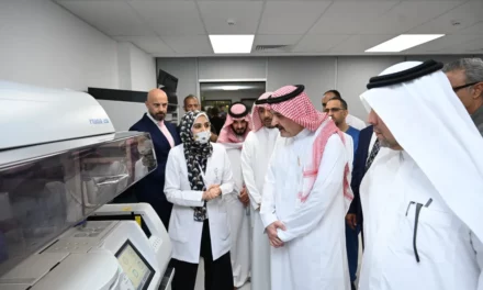 مستشار خادم الحرمين الأمير مشعل بن ماجد يزور مختبرات البرج ويشيد بتطور خدماتها