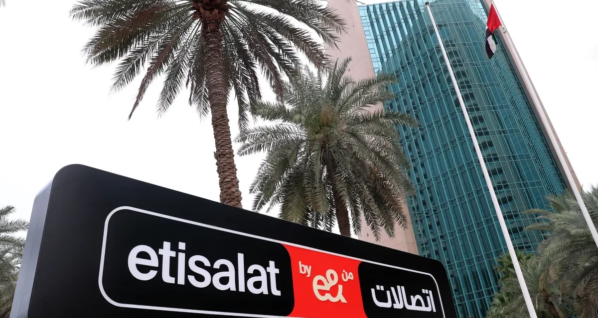 “إي آند الإمارات” تطلق تقريراً حول تطبيقات الذكاء الاصطناعي في قطاع الاتصالات