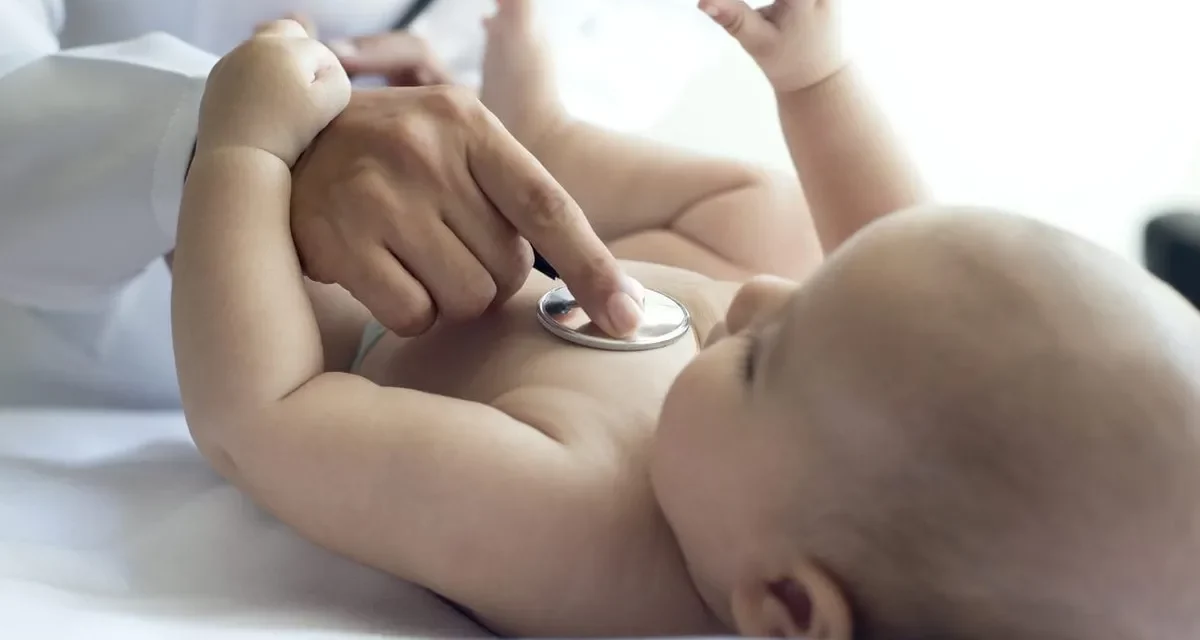 جراحة دقيقة لإصلاح عيب خلقي في رأس رضيعة سعودية