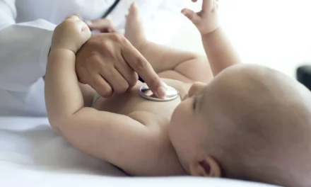 جراحة دقيقة لإصلاح عيب خلقي في رأس رضيعة سعودية