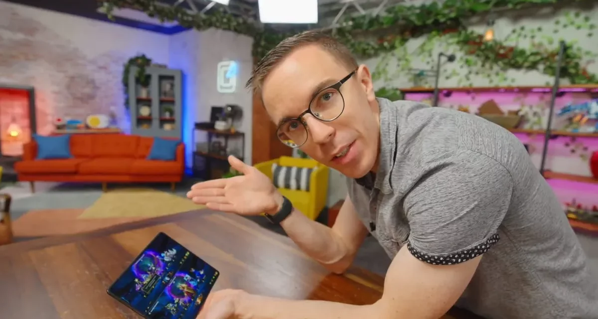 واحد من أقوى المؤثرين يقوم بعرض تفاعل إبداعي واستثنائي على هاتف HONOR Magic V2 القابل للطي