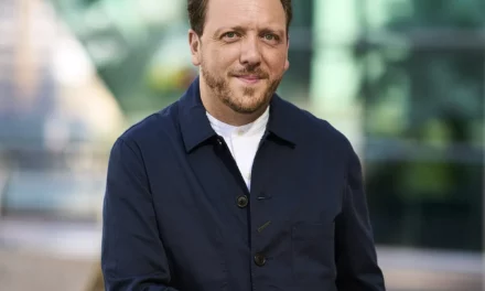 هل يمثل الذكاء الاصطناعي تهديداً لوجود البشر في الوظائف والشركات، وهل شنشهد أتمتة الشركات والمؤسسات بنسبة 100% بحلول عام 2030؟ 