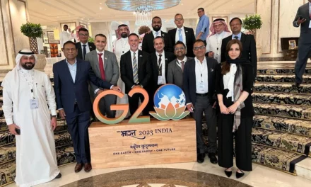“التوجه نحو التنقل المستدام يتقدم خطوة جديدة: الكشف عن استثمار قيمته 700 مليون دولار في محطات الوقود وشحن السيارات الكهربائية وخدمات صيانة المحركات بين شركة بترومين السعودية وشركة HPCL الهندية.”