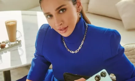تعاون خاص ومميز بين علامة HONOR  ومجلة سيدتي بهدف إظهار روعة هاتف HONOR 90 5G باللون الأزرق الطاووسي