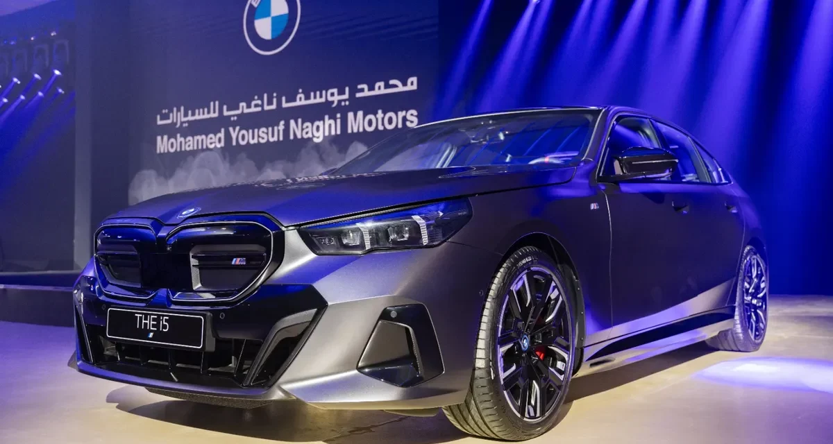 سيارة BMW i5 الكهربائية الجديدة كلياً، الجيل الثامن من الفئة الخامسة، تعيد تعريف مستقبل التنقل في المملكة العربية السعودية