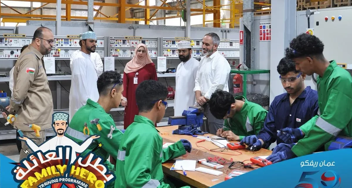 السيدة حجيجة بنت جيفر ال سعيد تمنح الشهادات للطلاب العمانيين الشباب كمبادرة للمسؤولية الاجتماعية للشركات