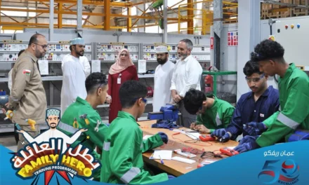 السيدة حجيجة بنت جيفر ال سعيد تمنح الشهادات للطلاب العمانيين الشباب كمبادرة للمسؤولية الاجتماعية للشركات