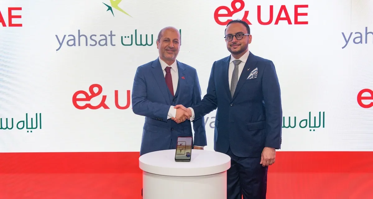مذكرة تفاهم بين “إي آند الإمارات” و”الياه سات” لتوفير مزايا الاتصالات الفضائية عبر الهواتف الذكية