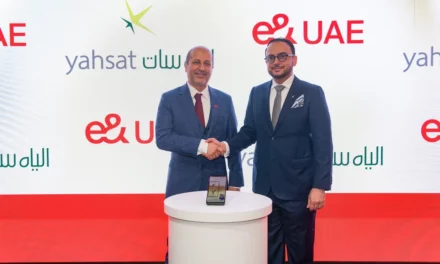 مذكرة تفاهم بين “إي آند الإمارات” و”الياه سات” لتوفير مزايا الاتصالات الفضائية عبر الهواتف الذكية