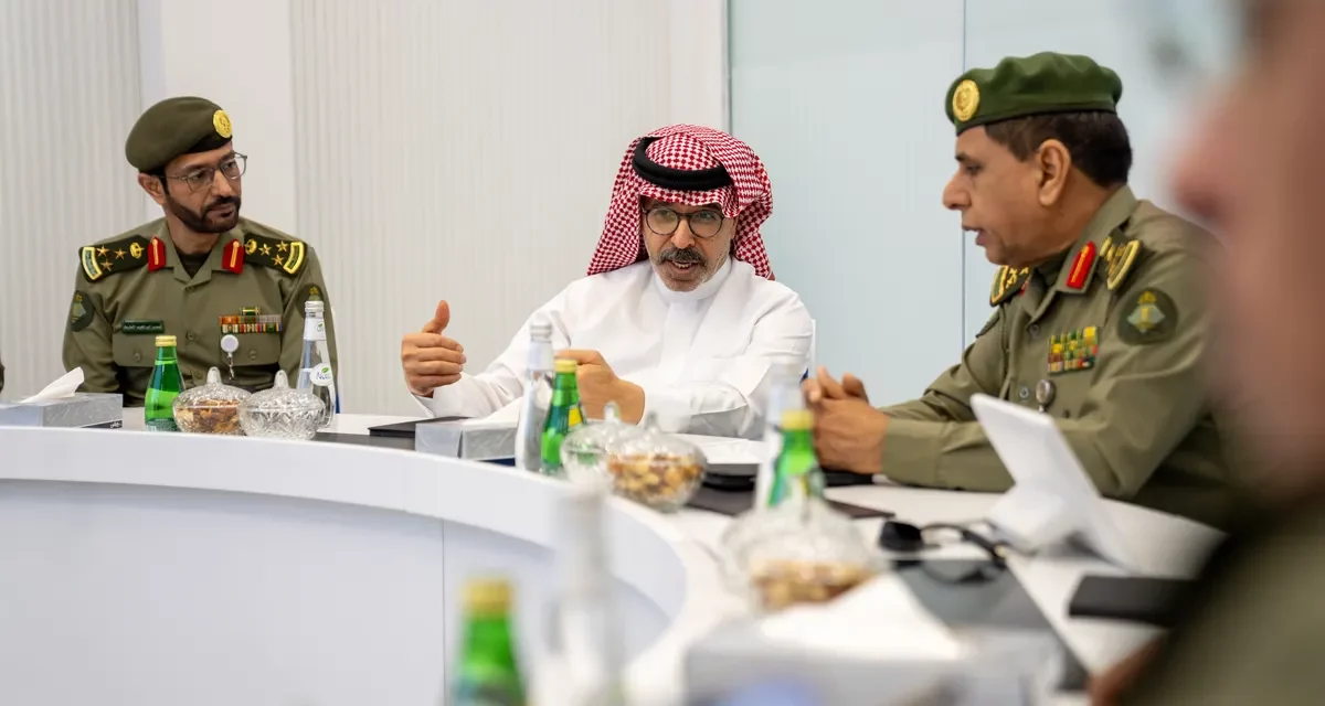 مدير عام الجوازات يطلع على مشروع البوابات الذكية في مطار نيوم 