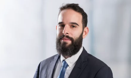 القطاع غير النفطي في السعودية يحافظ على مرونته مع بروز الرياض وجهةً مفضّلةً للشركات الدولية