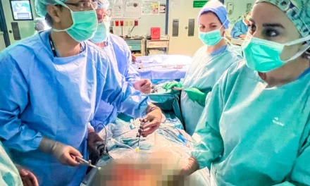 لأول مرة في الشرق الأوسط .. “التخصصي” ينجح في إصلاح عيب خلقي نادر لجنين داخل الرحم بالمنظار
