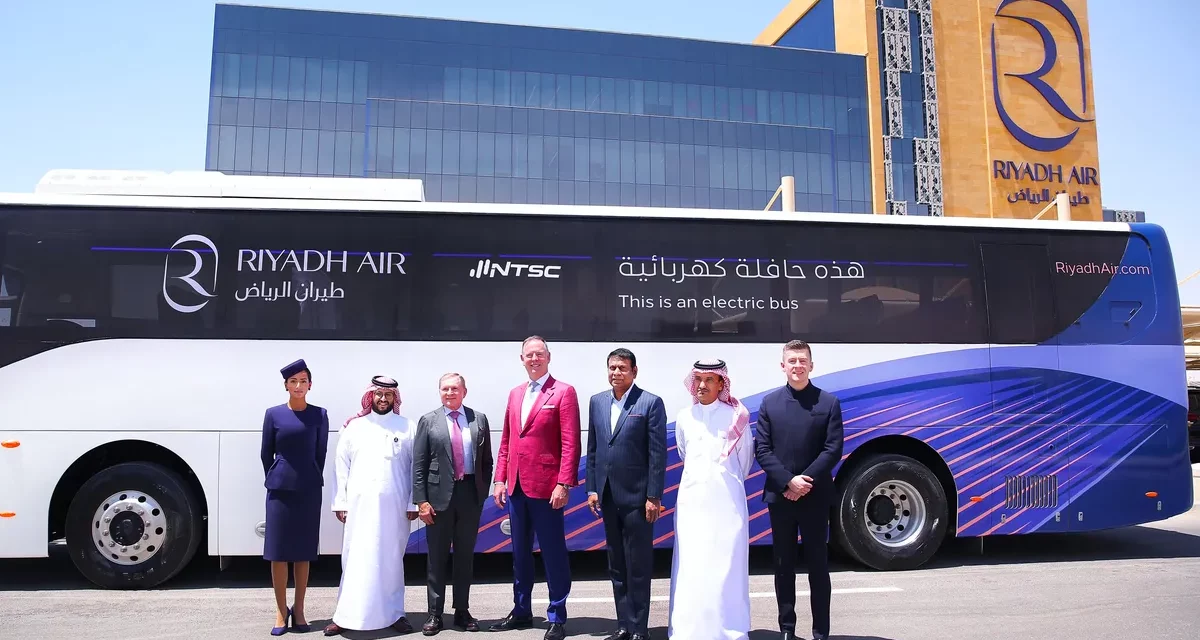 طيران الرياض يدعم الاستدامة عبر إطلاق أولى حافلاته الكهربائية بالتعاون مع الشركة الوطنية لحلول النقل