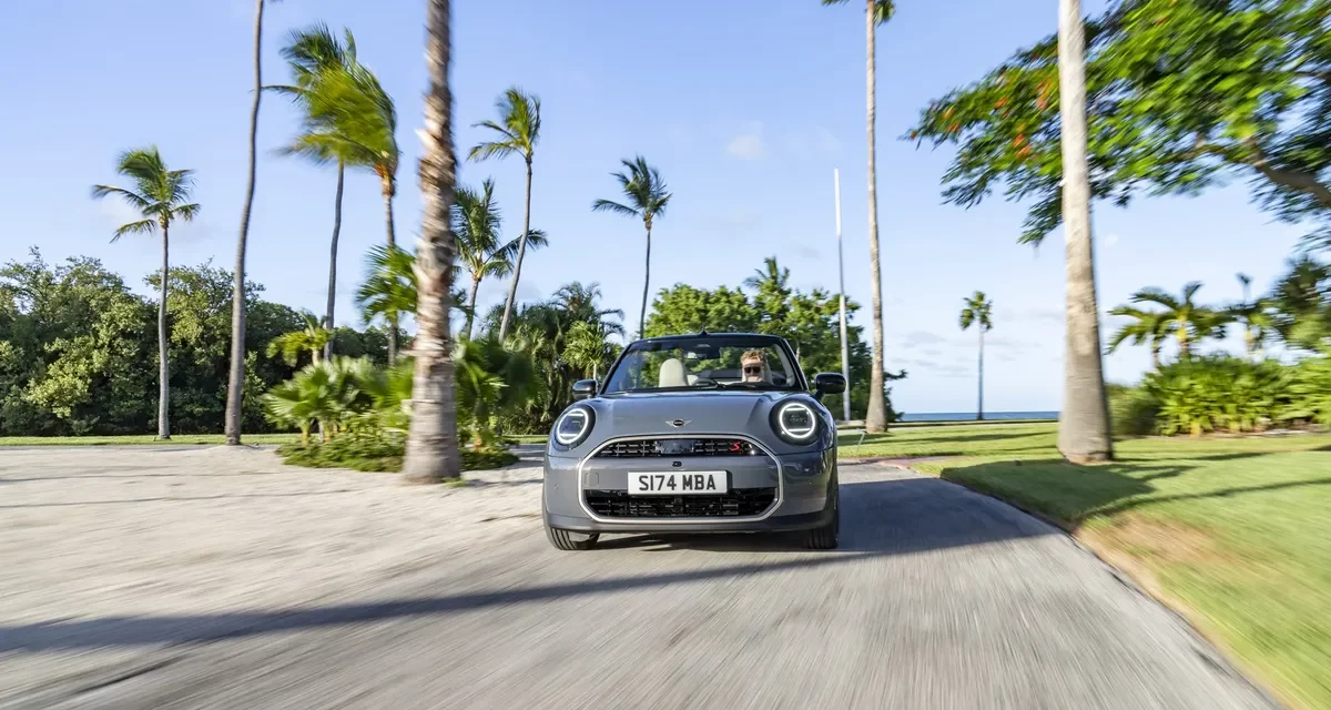 “دائماً مشرقة”: قيادة ممتعة مع سيارة MINI Cooper المكشوفة الجديدة