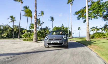 “دائماً مشرقة”: قيادة ممتعة مع سيارة MINI Cooper المكشوفة الجديدة