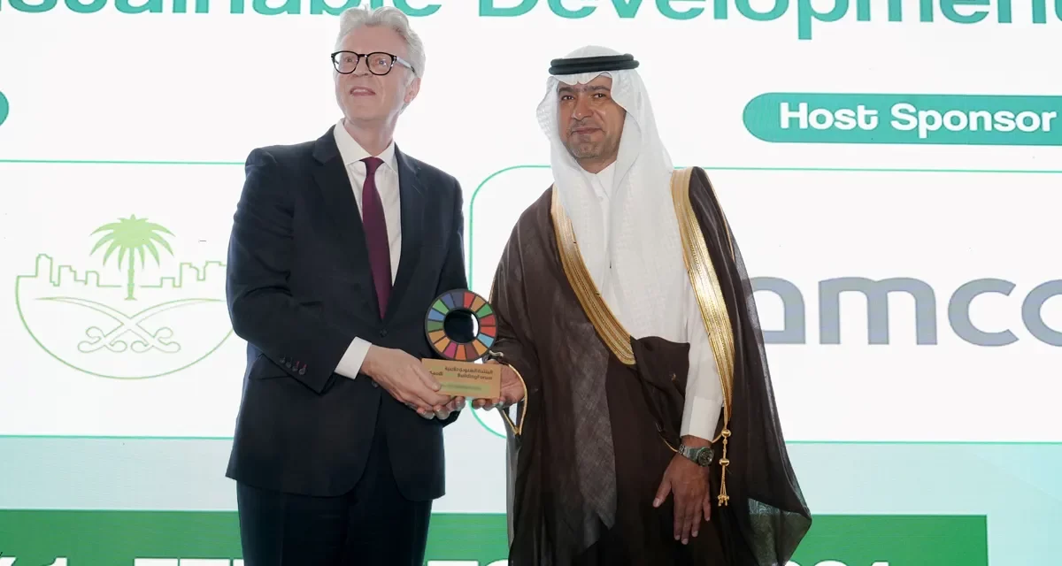وزير البلديات والإسكان يكرم المربع الجديد لرعايته المنتدى السعودي للأبنية الخضراء