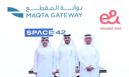 شراكة استراتيجية بين “إي آند الإمارات” و”بوابة المقطع” و”سبيس 42″ لدفع الابتكار التكنولوجي في قطاع النقل البحري