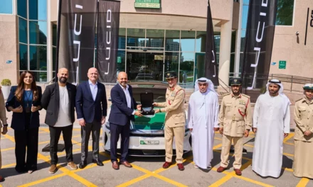 شرطة دبي تضم سيارة ” لوسِد اير جراند تورينج ” الكهربائية إلى أسطولها من الدوريات الأمنية السياحية