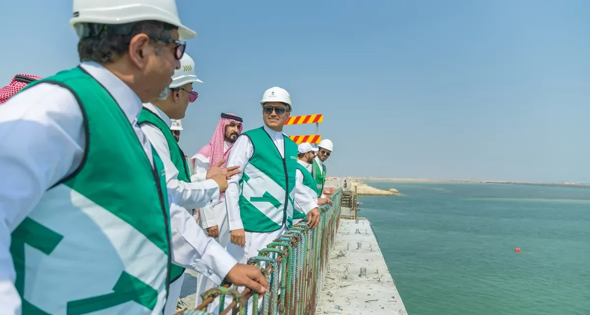 معالي الجاسر يقف على مشروع الجسر البحري (صفوى/رأس تنورة) الأول من نوعه  داخل المملكة