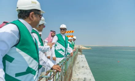 معالي الجاسر يقف على مشروع الجسر البحري (صفوى/رأس تنورة) الأول من نوعه  داخل المملكة