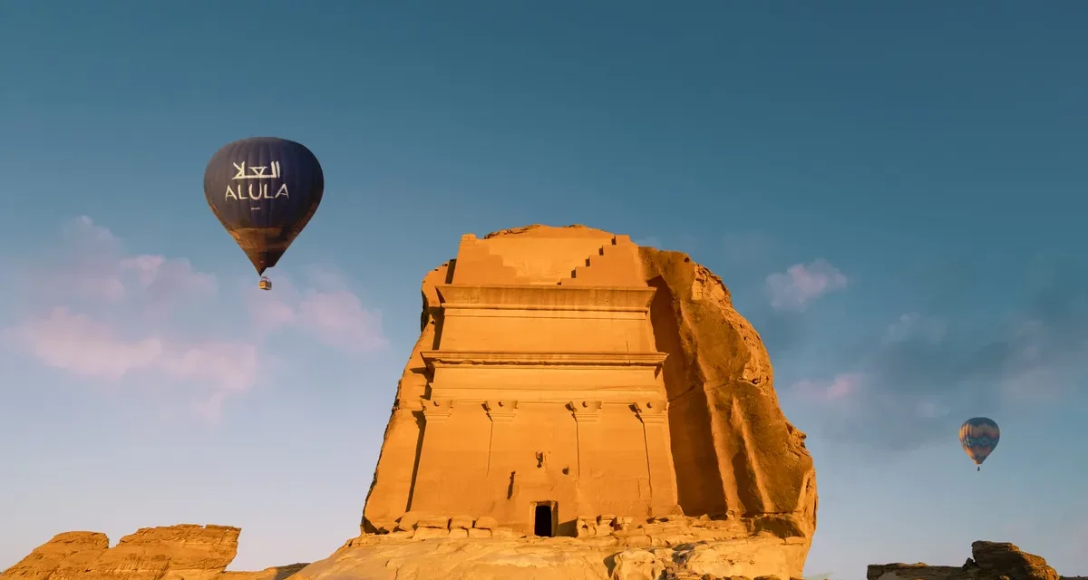 استمتع بجولة شروق الشمس في العلا مع Hero Balloon Flights خلال مهرجان الممالك القديمة