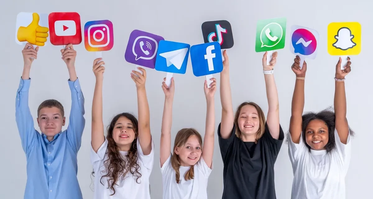 كيف تساعد طفلك على بناء عادات صحية في استخدام وسائل التواصل الاجتماعي ؟