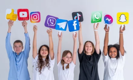 كيف تساعد طفلك على بناء عادات صحية في استخدام وسائل التواصل الاجتماعي ؟