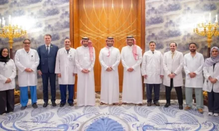 سمو ولي العهد يستقبل فريق التخصصي المنفذ لأول عملية زراعة قلب باستخدام الروبوت في العالم