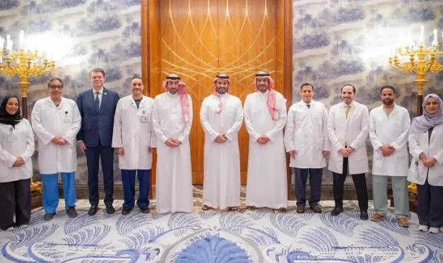 سمو ولي العهد يستقبل فريق التخصصي المنفذ لأول عملية زراعة قلب باستخدام الروبوت في العالم