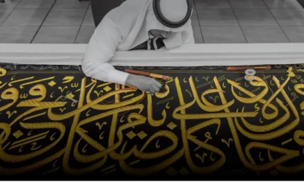 منسج كسوة الكعبة المشرفة ضمن جناح وجهة “مسار” بمعرض سيتي سكيب العالمي المملكة العربية السعودية، الرياض، نوفمبر 2024