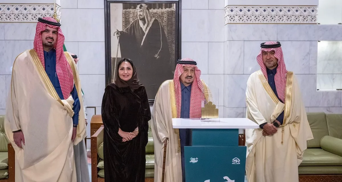 الأمير فيصل بن بندر يكرم مجموعة stc ضمن كبار المانحين لبرنامج الإسكان التنموي