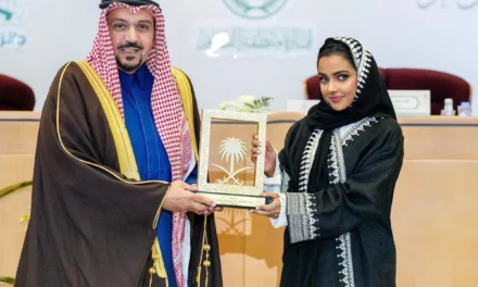 امير القصيم يتوج نجلاء جان بجائزة صناع المحتوى للاعلام السياحي