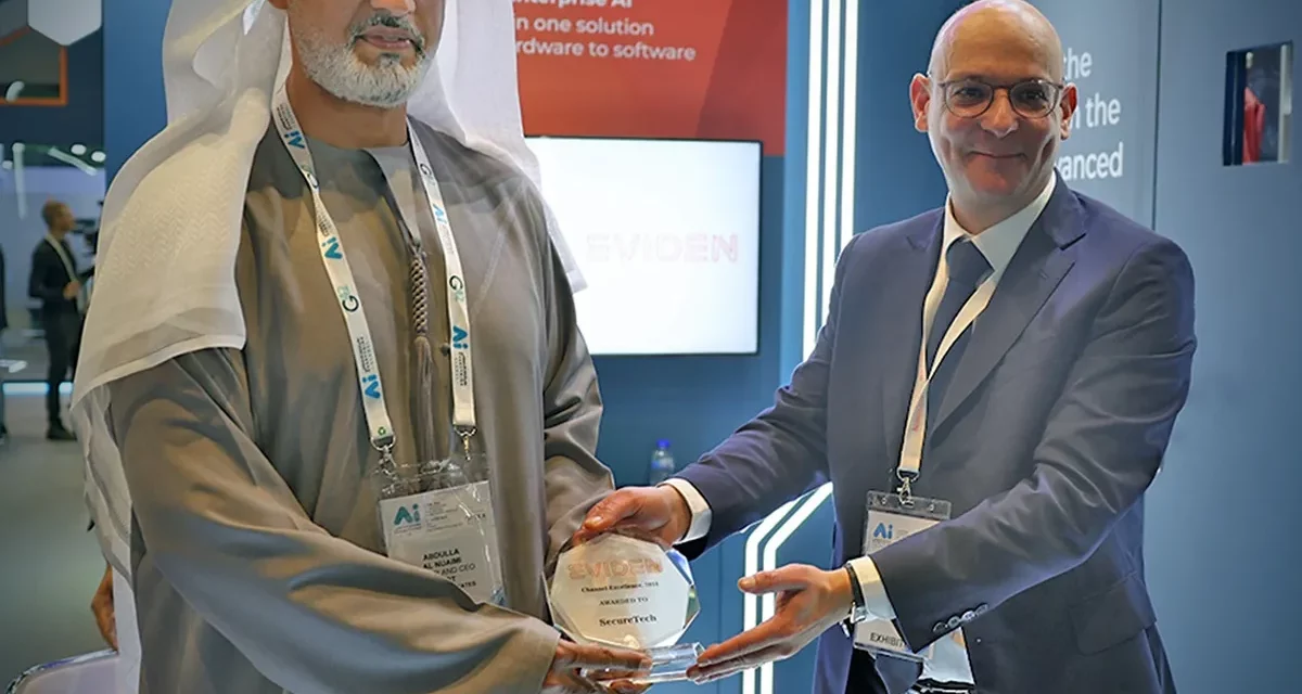 شركة Eviden تكرّم الدكتور عبد الله النعيمي بجائزة التميّز في قنوات التوزيع لعام 2024 خلال معرض عالم الذكاء الاصطناعي