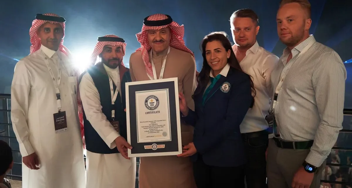 نادي الطيران السعودي يسجل رقماً قياسياً عالمياً في غينيس بإطلاق ألعاب نارية من طائرة