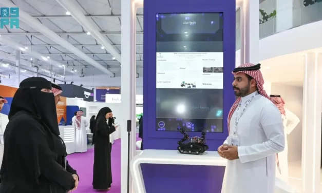 جامعة نجران تعرض روبوت أمني ذكي في معرض الدفاع العالمي 2026