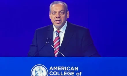 الدكتور الهليس يتسلم جائزة الإنجاز مدى الحياة 2026 من الكلية الأمريكية لأمراض القلب