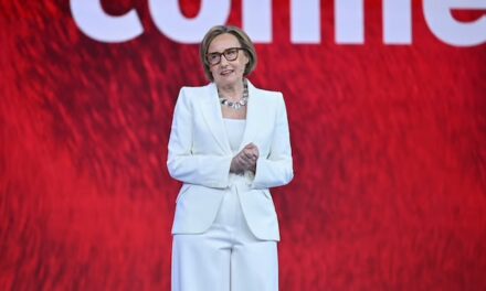 رئيسة Vodafone تدعو إلى وضع قواعد دولية لاتصالات الأقمار الصناعية في MWC 2026