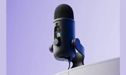 ميكروفون Blue Yeti 2 على مكتب تسجيل صوتي