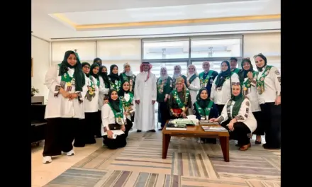 نادي كرنفال الطهاة خلال تقديم الدروع التذكارية في السفارة السعودية