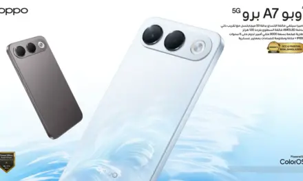 أوبو A7 برو 5G على طاولة خشبية بتصميم أزرق متموج