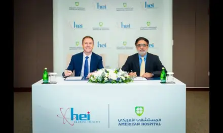 المستشفى الأمريكي في دبي خلال توقيع الشراكة مع HEI Global Health