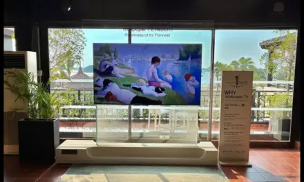 LG OLED evo W6 مثبت على الحائط بتصميم لاسلكي فائق النحافة