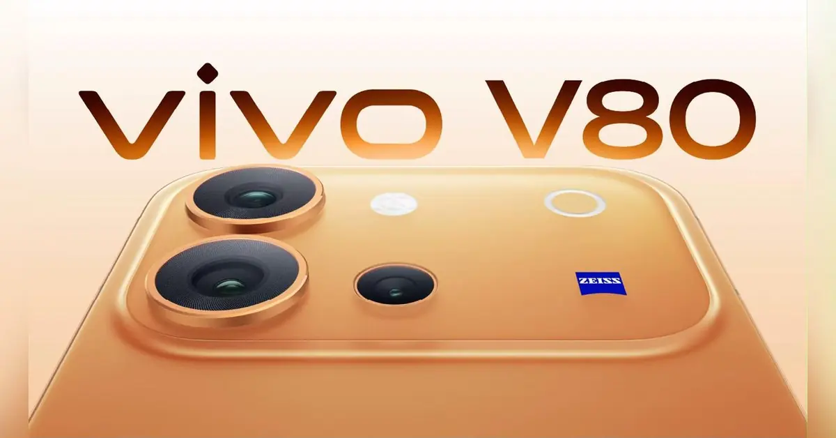 هاتف vivo V80 على طاولة مكتب مبرزاً وحدة الكاميرا الخلفية