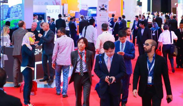 GCC Retailers Leapfrog Europe with Virtual Kiosks, Interactive Mirrors, and Holographic Ads
