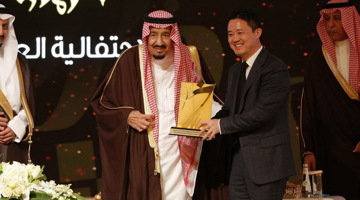 The Custodian of the Two Holy Mosques King Salman bin Abdulaziz honored Huawei with the First Place Prize of the King Khalid Responsible Competitiveness Award