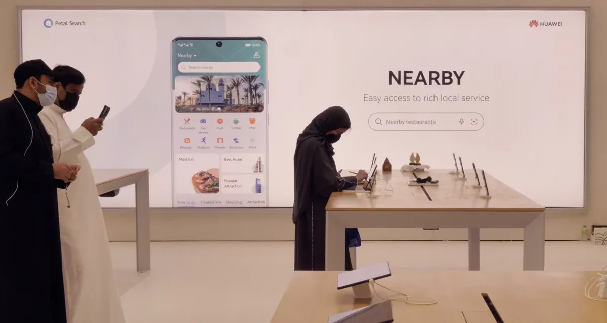 Huawei’s largest flagship store and first HMS corner overseas opens its doors to the public in Riyadh