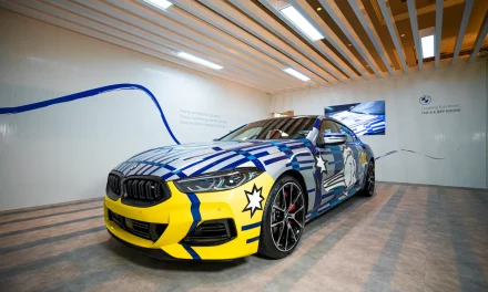 THE 8 X JEFF KOONS makes a POP! at Art Dubai, offering a close look at the exceptional new BMW model.