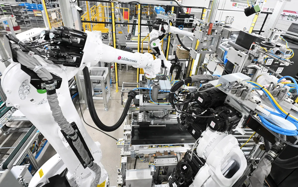 Lg Riyadh Factory smart factory business - LG expands B2B | Saudi Shopper