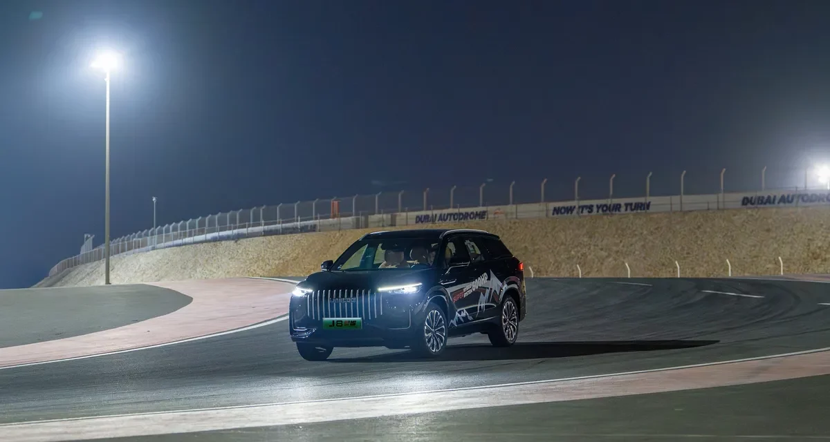 JAECOO J8 SHS Hybrid SUV Debuts with 1,300km Range at Dubai Autodrome